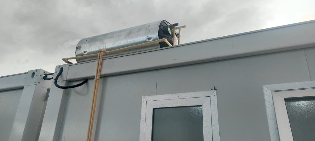 Solar water heater installed on a modular unit roof